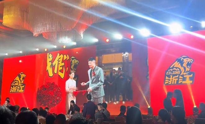 广厦庆功宴！全员穿西装，李春江+3老臣参加，仪式感拉满！