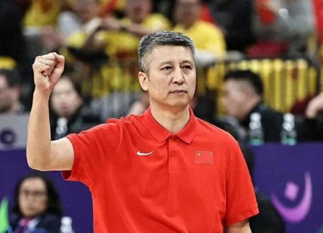 媒体人：中国男篮热身赛16分轻取北控男篮，后者一直双外迎战