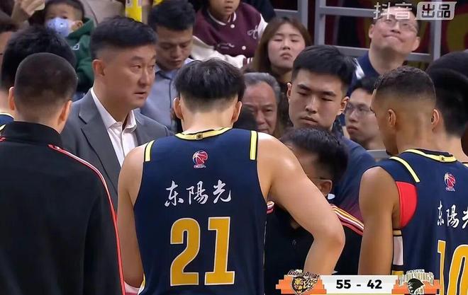 广东男篮加时险胜同曦，萨姆纳奎因暴露隐患，徐杰伤退郭昊文42+8