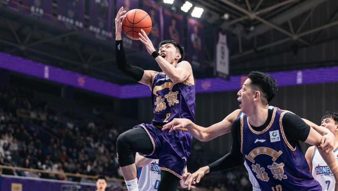 5人爆砍97分，新疆打崩北控！阿不都17+7梦回巅峰 沈梓捷受伤离场