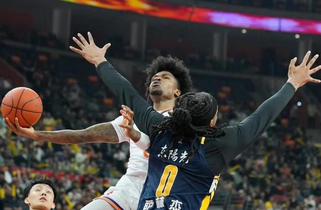 呼吸都是错！广东狂输上海尴尬画面曝光 焦泊乔没上场就被杜锋喷