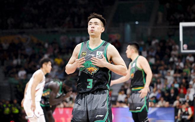 复出就见效！赵继伟砍下24+7，3名队友被激活，莫兰德不再消极