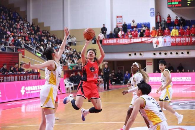 WCBA联赛首胜卫冕冠军，武汉盛帆黄鹤女篮稳居积分榜第八位