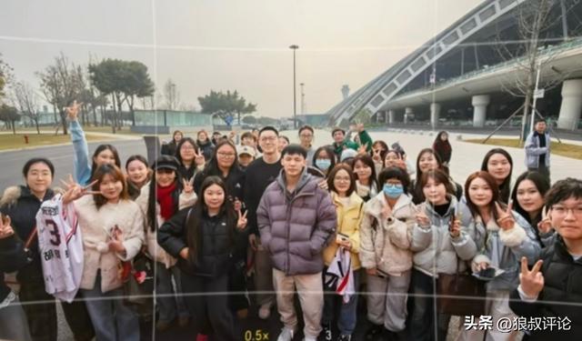 杜锋为两大弟子全明星拉票！社媒晒胡明轩徐杰满足成都球迷合照