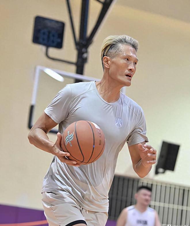 季乐：退役后竟然当交警，曾拿3次CBA总冠军，妻子是宏远啦啦队长