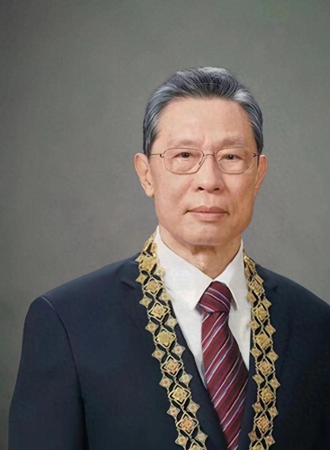 钟南山做梦没想到，自己89岁高龄的妻子，如今再次为他“争光”