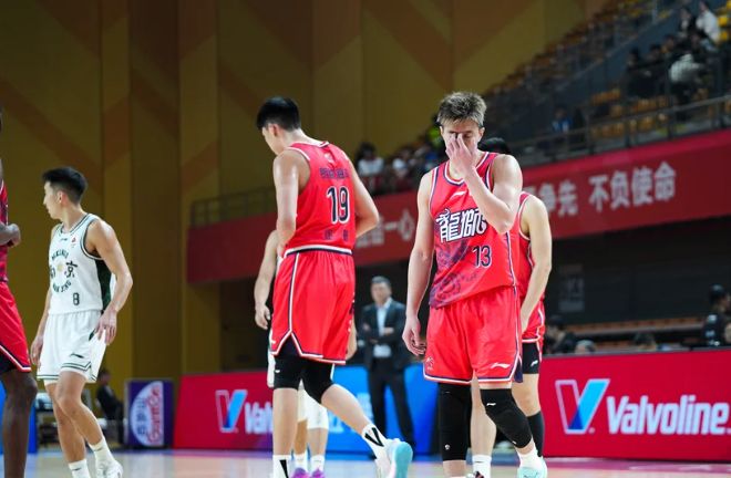 郭艾伦回归最大受益者！10中9砍24分14板，球迷：离开杜锋是对的