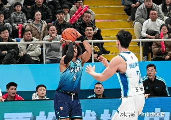 唉！43岁少帅上轮雪藏4主力输球，本轮又盲目轻敌，败给平民球队