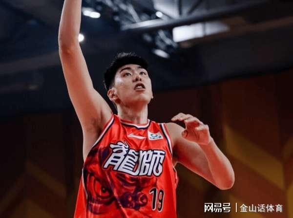 牛逼！10中9砍24分14板2帽，被广东弃用之人又爆发，网友:真争气