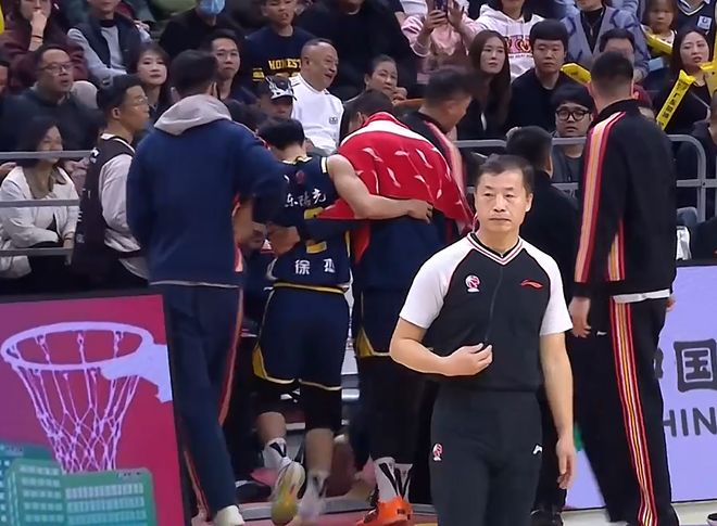 突发！广东队后场主力球员意外受伤，被队友搀扶下场 令人担忧