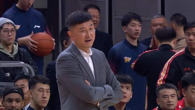 火爆！67次犯规，4人被罚下，杜锋吃T，广东完胜，徐杰6投1中哑火