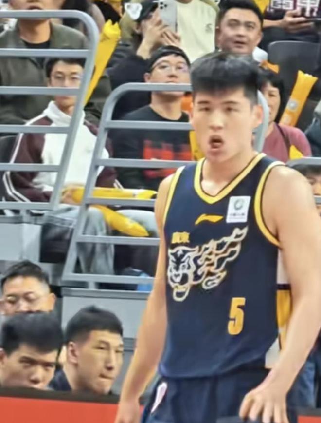 杜锋通报伤情！徐杰到医院拍片，王少杰鼻梁被打烂，两人牙齿出血