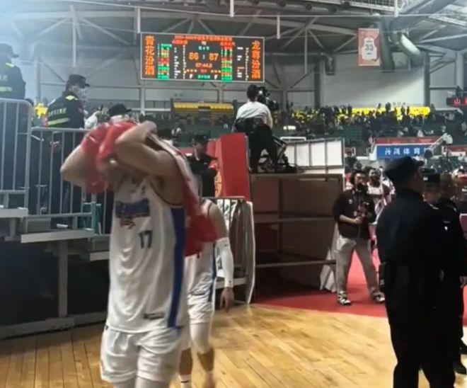 朝球员吐口水！山西球迷太猛了，令人大开眼界！