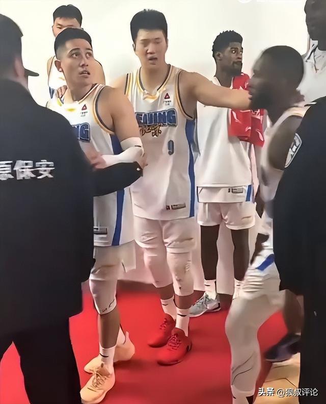 山西现场球迷对北京球员吐口水引热议！陈盈骏妻子怒斥不文明行为