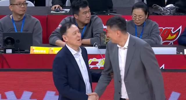 有惊无险！广东轻取鱼腩，胡明轩末节独砍11分，杜锋给老帅上一课