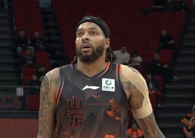 记者：山东外援珀塞尔因感冒发烧，缺席今晚对阵宁波的比赛