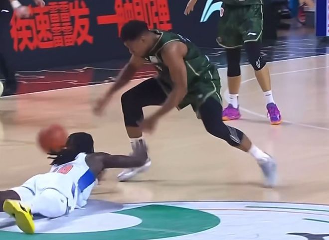 新疆领先9分却输球！格兰需警惕哈里斯+西尔扎提+吴冠希隐患！