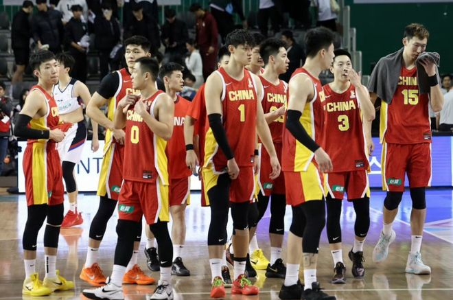 中国男篮对决日本！不出意外！这9人被精简出局，收三好一坏消息