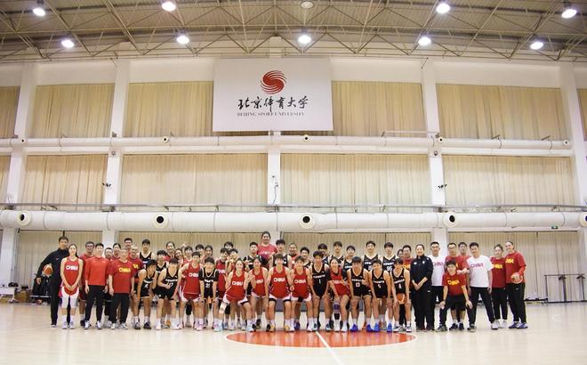 中国女篮最新备战曝光！2米26女姚明+30岁王牌到队，95一代仅1人