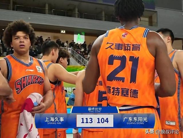 无解双塔！洛夫顿白边狂轰45+19+11打爆广东禁区 杜锋多次无奈摇头