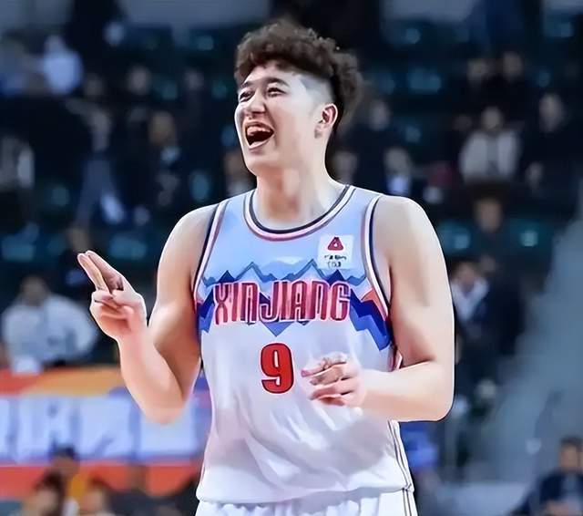 赛季报销！31岁新疆铁塔倒下，CBA悲情中锋再遭重创，堪称玻璃人