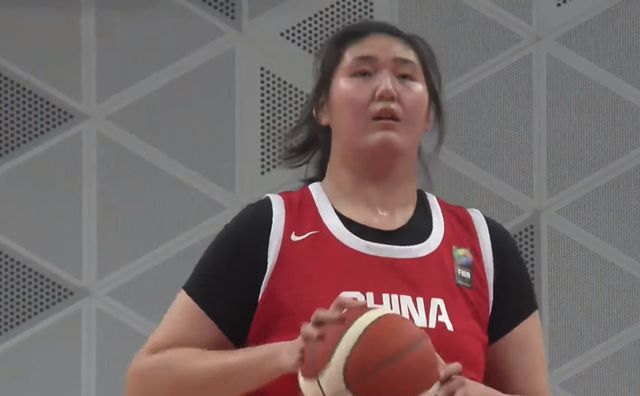 王思雨缺阵，刘禹彤首发！中国女篮热身赛，半场暂时领先对手34分