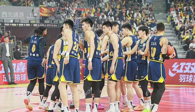 起大早赶晚集！广东宏远外援配置不变，杜锋押宝麦考尔