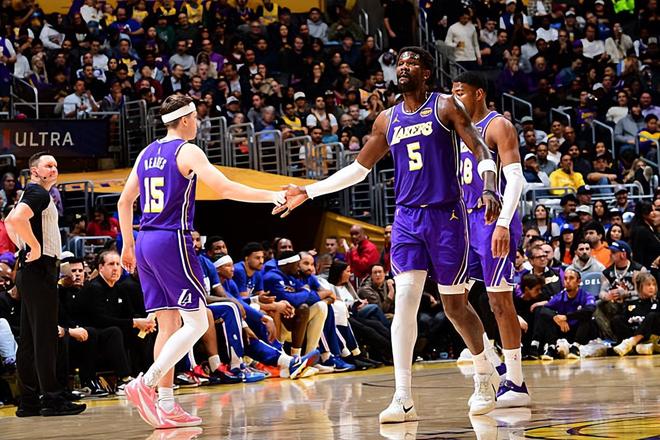 被恩比德各种打爆！湖人先发中锋突然间在防守端失去了自信心？