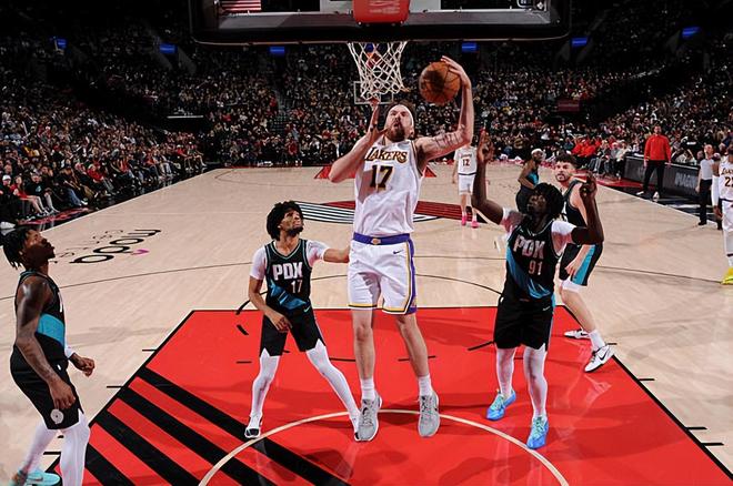 湖人都已经烂成这样了，还不如给这位双向合同内线多些表现机会？