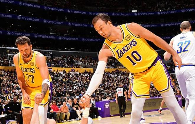 湖人4配角展最佳效果！肯纳德全面，八村垒稳得分，海斯巩固篮下