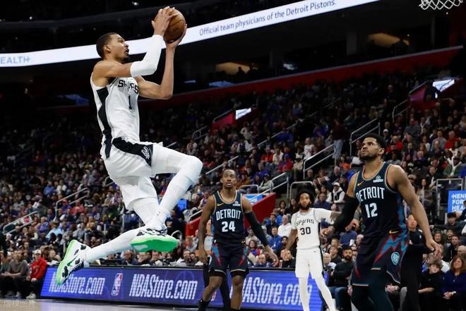 文班21+17+4+6帽！奇兵轰28分+7记三分，坎宁安26中5被四号秀锁死