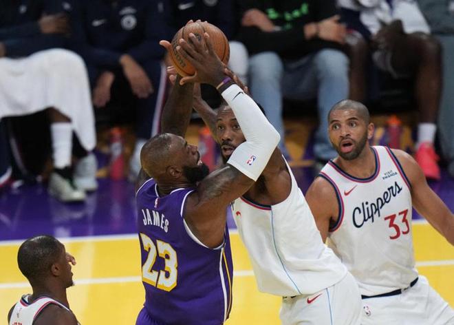 攻防完胜伦纳德，詹姆斯成历史首人，赛后吐露心声