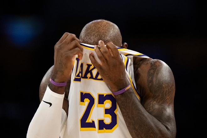 末节追分未果，詹姆斯全场19投9中拿下23分5板6助，正负值-7