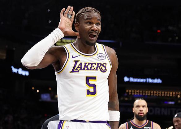 艾顿逐渐现原形！美记：他那些古怪又滑稽的故事如期上演