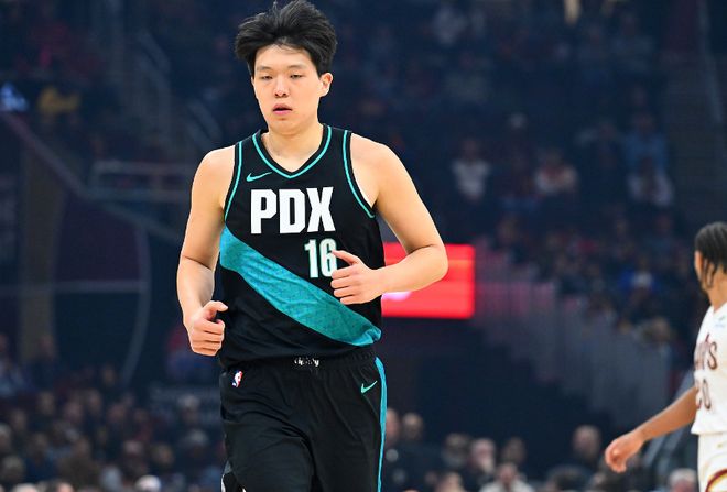 杨瀚森是真没地位！垃圾时间上场仍折返跑，唯一单打机会被吹走步