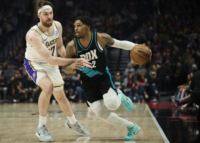 大腿没了难赢球！詹姆斯空砍20+9+8！布朗尼笑话，格兰特打爆湖人