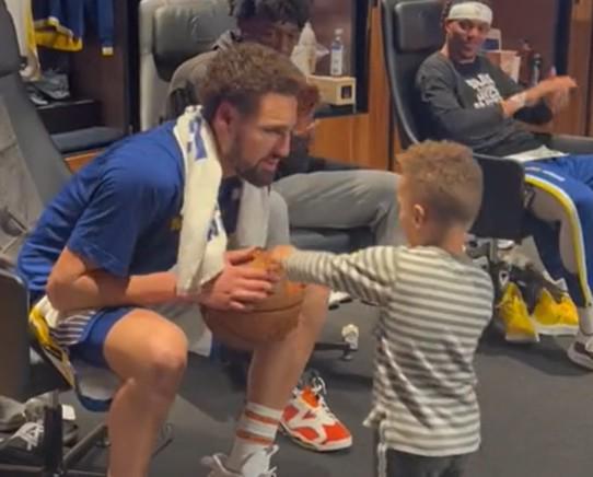 库里同儿子卡农观看独行侠比赛，卡农：汤普森上场了你咋在这