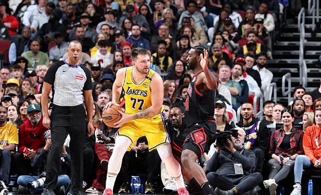 以攻代守的胜利!湖人痛揍公牛,五小打胜高机五峰,艾顿是最大败笔