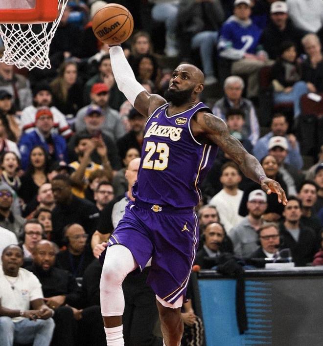 詹姆斯半场20分，成为NBA历史首位41岁后半场砍20+得分球员