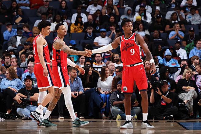 经验太丰富了！快船侧翼新星不断通过造犯规给对手内线制造威胁？