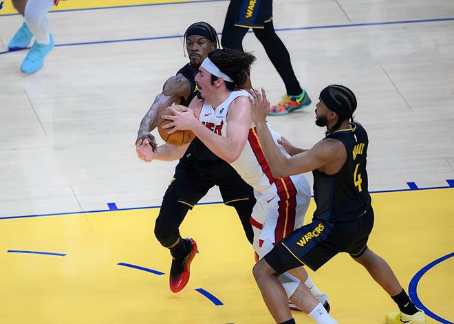 被勇士完爆了！热火锋线新星在攻防两端都没有起到应有的作用？