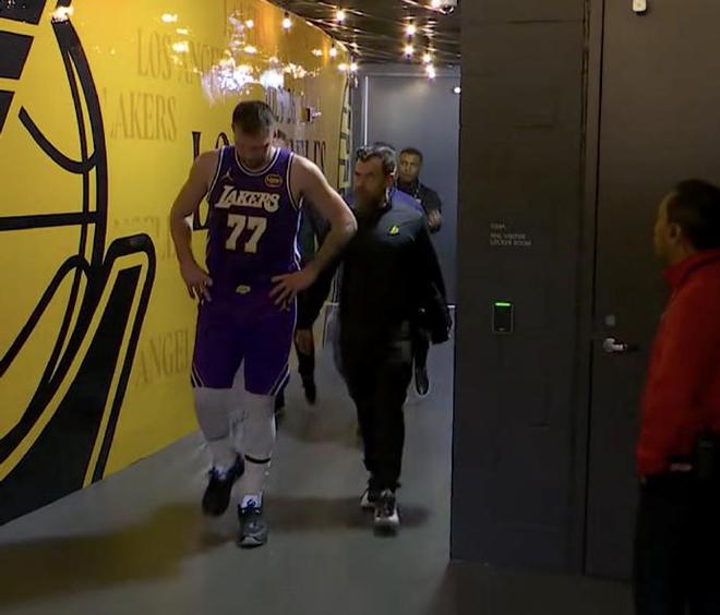 湖人官宣：东契奇左腿筋酸痛退赛 离场时怒踢广告牌宣泄情绪