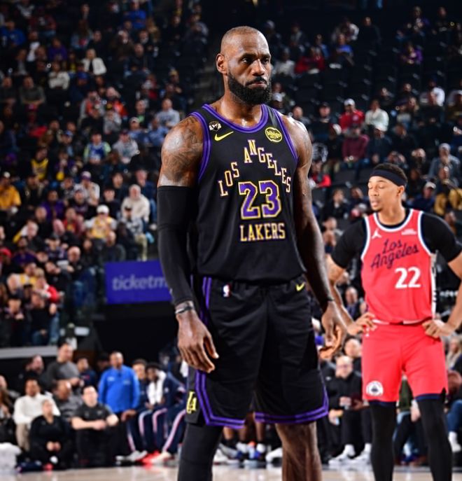 轰23+6+5再刷历史首人纪录！詹皇末节引两波攻防浪潮 41岁不服老