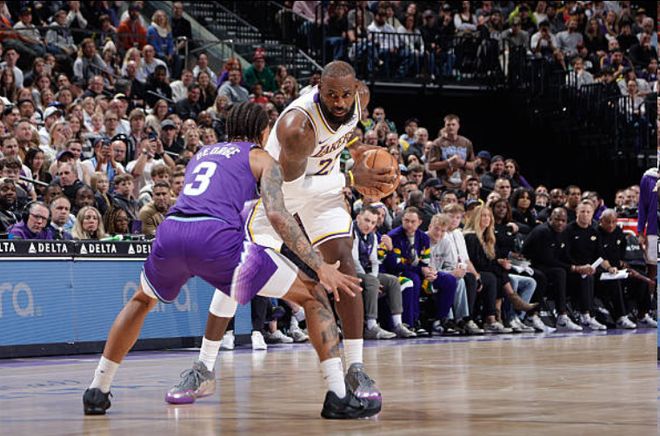 湖人关键时刻6胜0负全联盟第一！詹姆斯：这周对我来说就像训练营