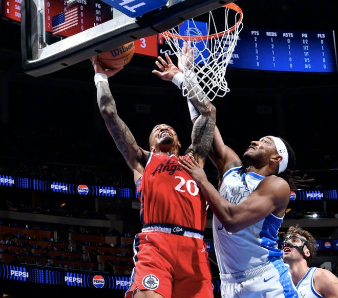 一边倒！快船状态低迷落后12分：哈登24+3苦撑，泰伦卢奇葩阵容