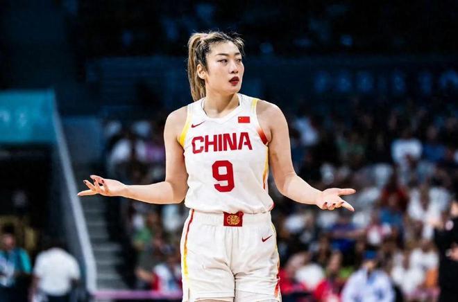 女篮一姐落选国家队？宫鲁鸣话里有话，李梦4感谢回应，耐人寻味
