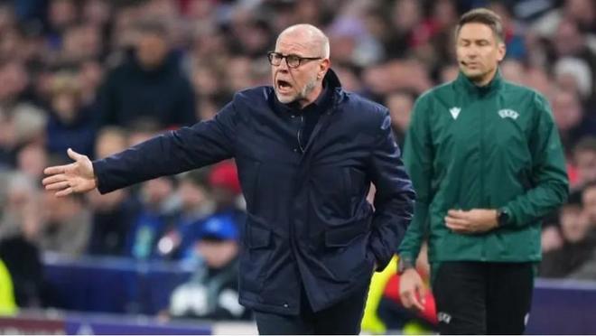 阿贾克斯临时主帅：本菲卡第一球是越位的，这不应该发生