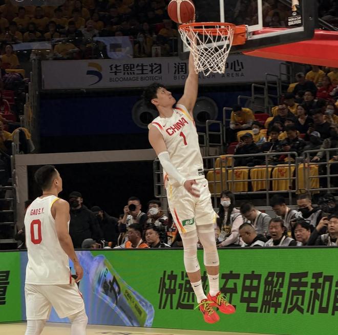 中国男篮世预赛开门黑，3人表现糟糕，球迷：论王俊杰的重要性！