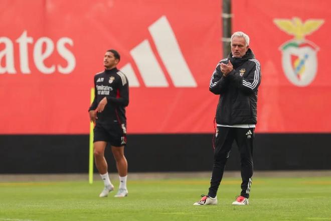 葡超都玩不转？穆帅执教本菲卡战绩糟糕 球迷包围基地与其对峙