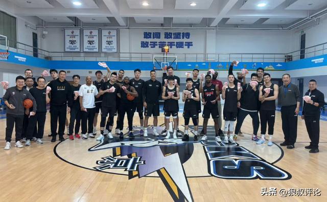 北京男篮春节集结大合照曝光：周琦领衔归队 翟晓川发红包引关注